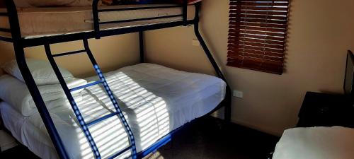 En eller flere senge i et værelse på Cedar Cottage