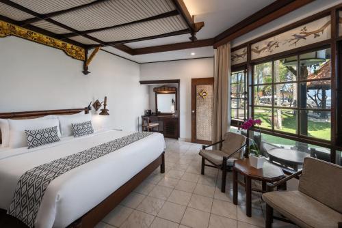 En eller flere senge i et værelse på Ramayana Candidasa Beach Resort