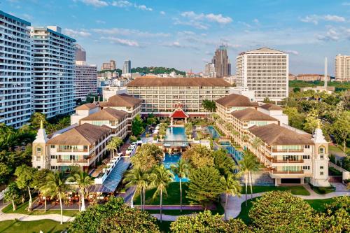 een luchtzicht op een resort met een zwembad en gebouwen bij The Heritage Pattaya Beachfront Resort in Pattaya South