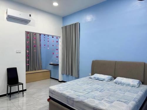 En eller flere senge i et værelse på 快乐客栈 Sentosa Cottage