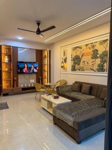 TV a/nebo společenská místnost v ubytování Vaidehi Vibe's by Vikas