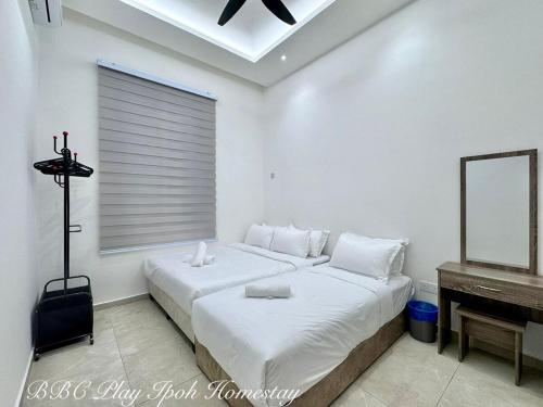En eller flere senge i et værelse på BBC Play Ipoh Homestay