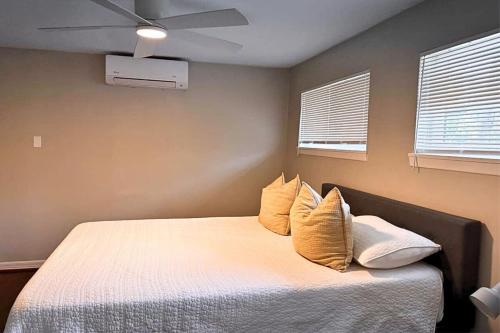 Postel nebo postele na pokoji v ubytování Stay Longer, Save 10 percent, Relax in Comfort 15