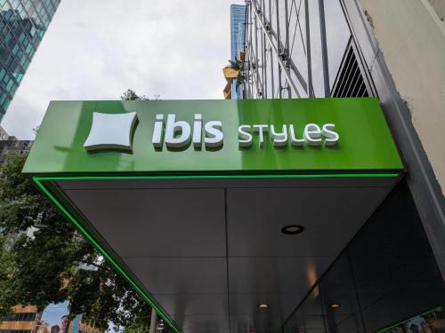 a sign for the ibis styles store at ibis Styles Melbourne Southbank in Melbourne