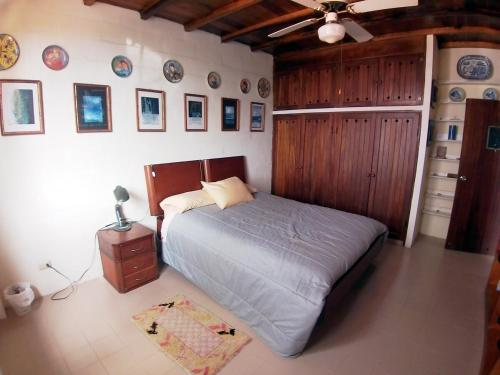 En eller flere senge i et værelse på La Casa de la Colina