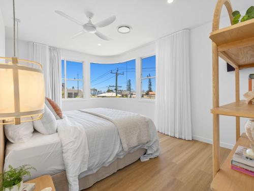 En eller flere senge i et værelse på Pearl House Coastal Luxury Retreat with Pool