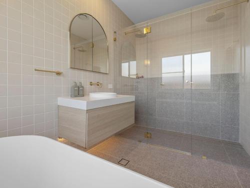 Et badeværelse på Pearl House Coastal Luxury Retreat with Pool