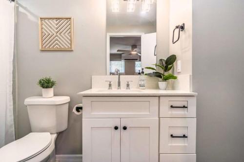 Koupelna v ubytování Book Now & Save 10 off Fast Wifi Near City -16