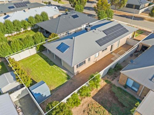 een bovenaanzicht van een huis met zonnepanelen erop bij Tenang Escape Yarrawonga in Yarrawonga