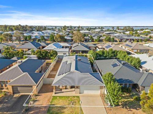 een overzicht van een rij huizen bij Tenang Escape Yarrawonga in Yarrawonga