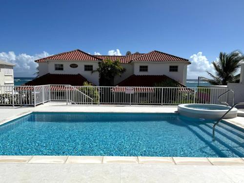 Swimmingpoolen hos eller tæt på Silver Sands Villas - by ZenBreak