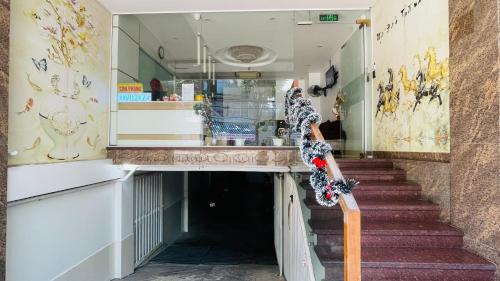 Een vrouw staat op een toonbank in een winkel. bij Ruby Hotel Biển Vũng Tàu in Vung Tau