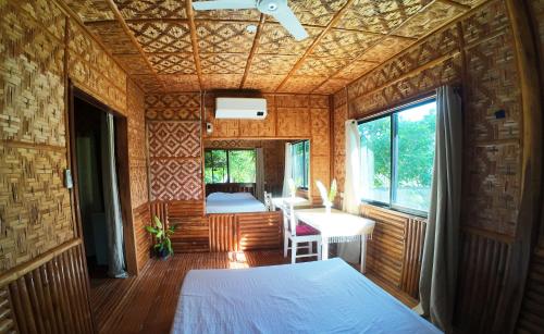 a bedroom with a bed and a desk in a room at Molmol Cafe in Larena