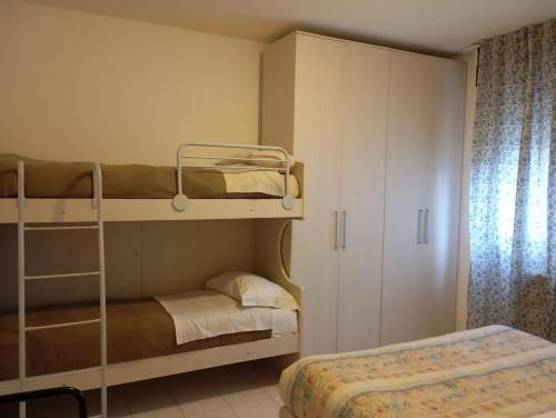 a bedroom with two bunk beds and a closet at Carinissimo vicino a Venezia in Jesolo