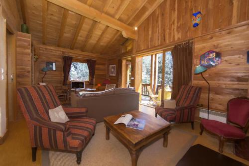un soggiorno con un divano e un tavolo di Chalet Beugeant - Happy Rentals a Chamonix-Mont-Blanc