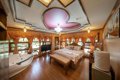 una camera con vasca, un letto e una barca di Morning Walsh Resort El Nido a El Nido