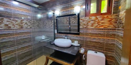 un bagno con un lavandino bianco e una doccia di Morning Walsh Resort El Nido a El Nido