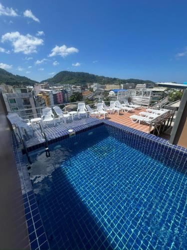 Bazén v ubytování OYO Dynasty Hotel nebo v jeho okolí