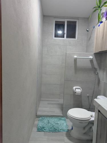 Et badeværelse på Suites y Apartamentos Familiares, Casa Salinas