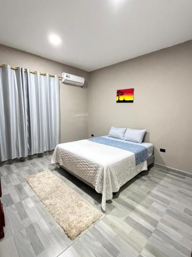 En eller flere senge i et værelse på Suites y Apartamentos Familiares, Casa Salinas