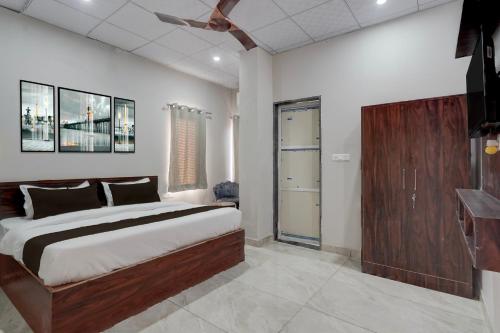 Ένα ή περισσότερα κρεβάτια σε δωμάτιο στο Super Collection O Kesar Crossway Jaipur Formerly Laxmi Palace