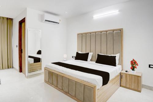 a bedroom with a large bed in a room at Townhouse Sector 49 Gurugram Formerly Hotel P66 in Gurgaon