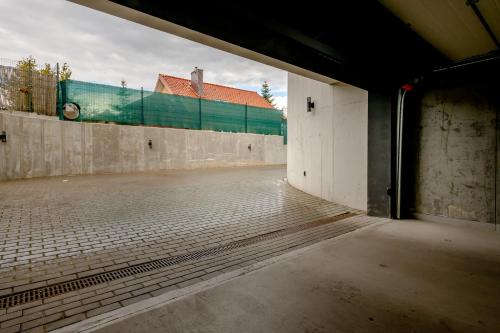 un parcheggio vuoto con un edificio sullo sfondo di Matisse Apartment a Białystok