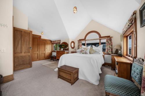 Postel nebo postele na pokoji v ubytování Bespoke Stays - Elegant Villa Retreat