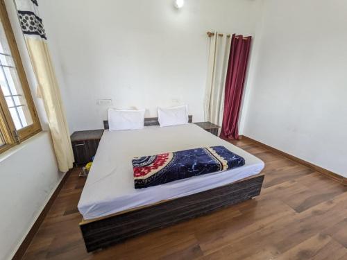 En eller flere senge i et værelse på Ekant HomeStay