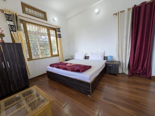 En eller flere senge i et værelse på Ekant HomeStay