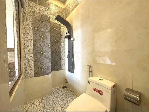 Et badeværelse på Khách sạn Dinh Loan