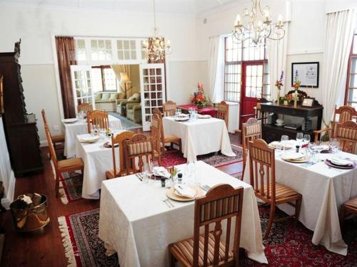Restoran atau tempat lain untuk makan di Excelsior Manor Guesthouse