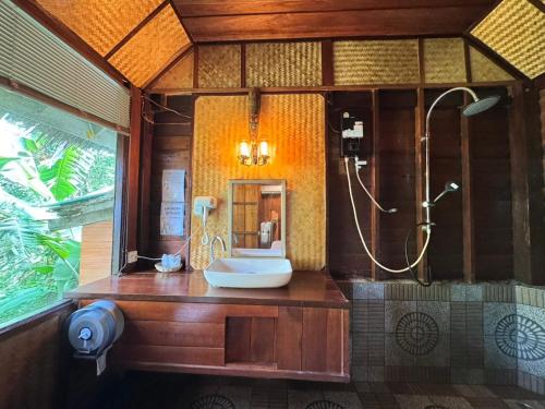 丽贝岛湾景山度假村的浴室配有洗手池和淋浴