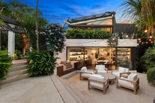 Posezení v ubytování Beachfront Hyper Luxury Harbour Sanctuary