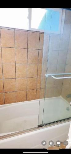 Et badeværelse på Huge bedroom with shared bathroom