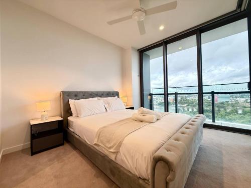 Postel nebo postele na pokoji v ubytování Skyline Poetry - Premium Stay on the Star BNE