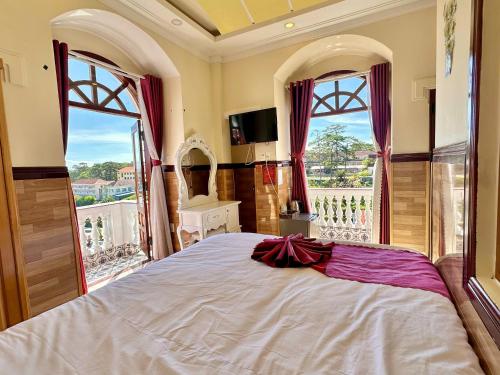 En eller flere senge i et værelse på Khách sạn Dinh Loan