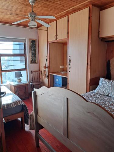 En eller flere senge i et værelse på Lion's Cave 4