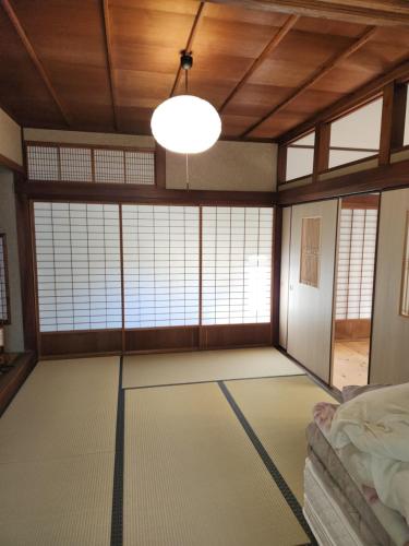 Postel nebo postele na pokoji v ubytování 古民家宿懐