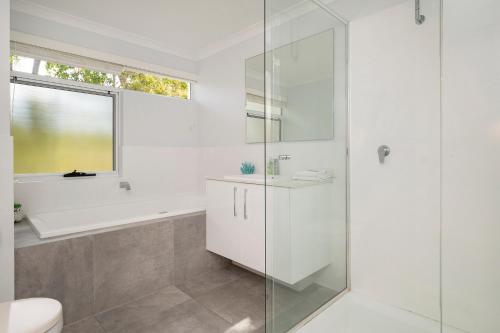 Et badeværelse på GeoVista @ Cape Villas Dunsborough