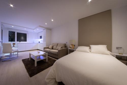 Giường trong phòng chung tại Apartamentos Palacio de Yolanda