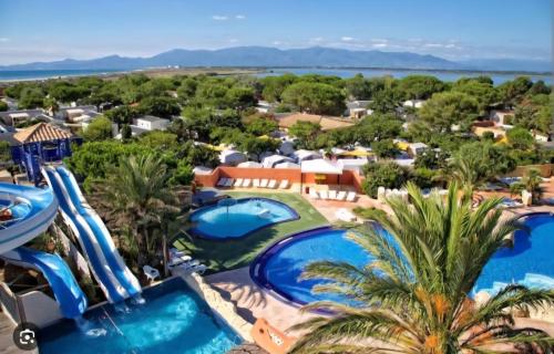 ein Bild eines Resorts mit zwei Pools in der Unterkunft Camping Siblu Bella Vita in Canet-en-Roussillon