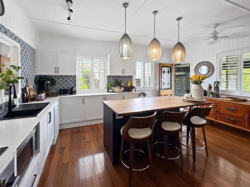 Køkken eller tekøkken på Lady Katherine Coastal Cottage with Pool