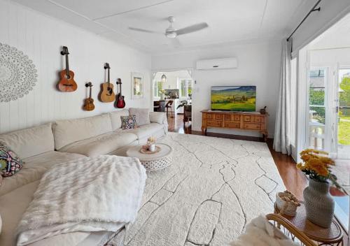 Et opholdsområde på Lady Katherine Coastal Cottage with Pool