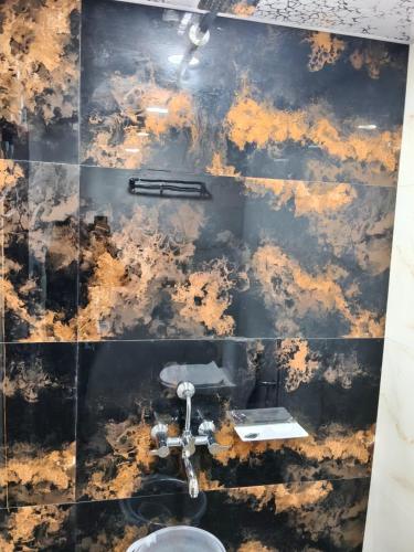 a bathroom with a brown and black wall at Nisarga Comforts in Chikmagalūr