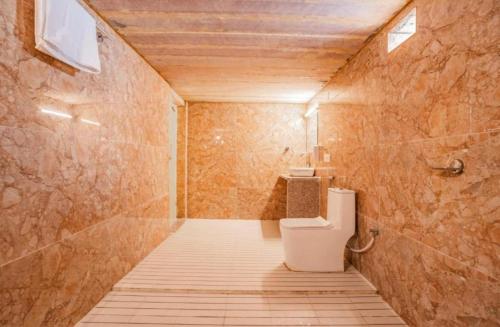 ein Badezimmer mit Toilette und Waschbecken in der Unterkunft Desert Villa Resort & Camp Jaisalmer in Jaisalmer