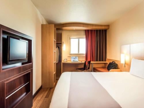 Postel nebo postele na pokoji v ubytování ibis Paris Montmartre Sacré-Coeur