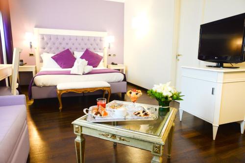 TV a/nebo společenská místnost v ubytování Trilussa Palace Hotel Congress & Spa