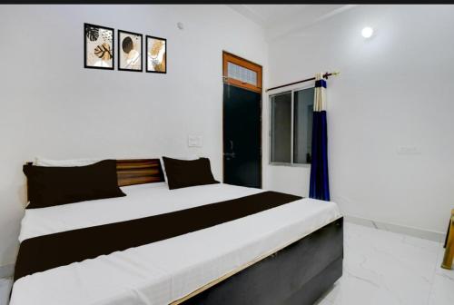 Ένα ή περισσότερα κρεβάτια σε δωμάτιο στο Manas stay inn