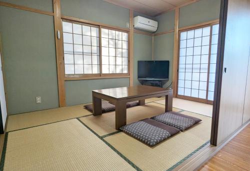 TV a/nebo společenská místnost v ubytování 伊根の宿 汐風 Shiokaze